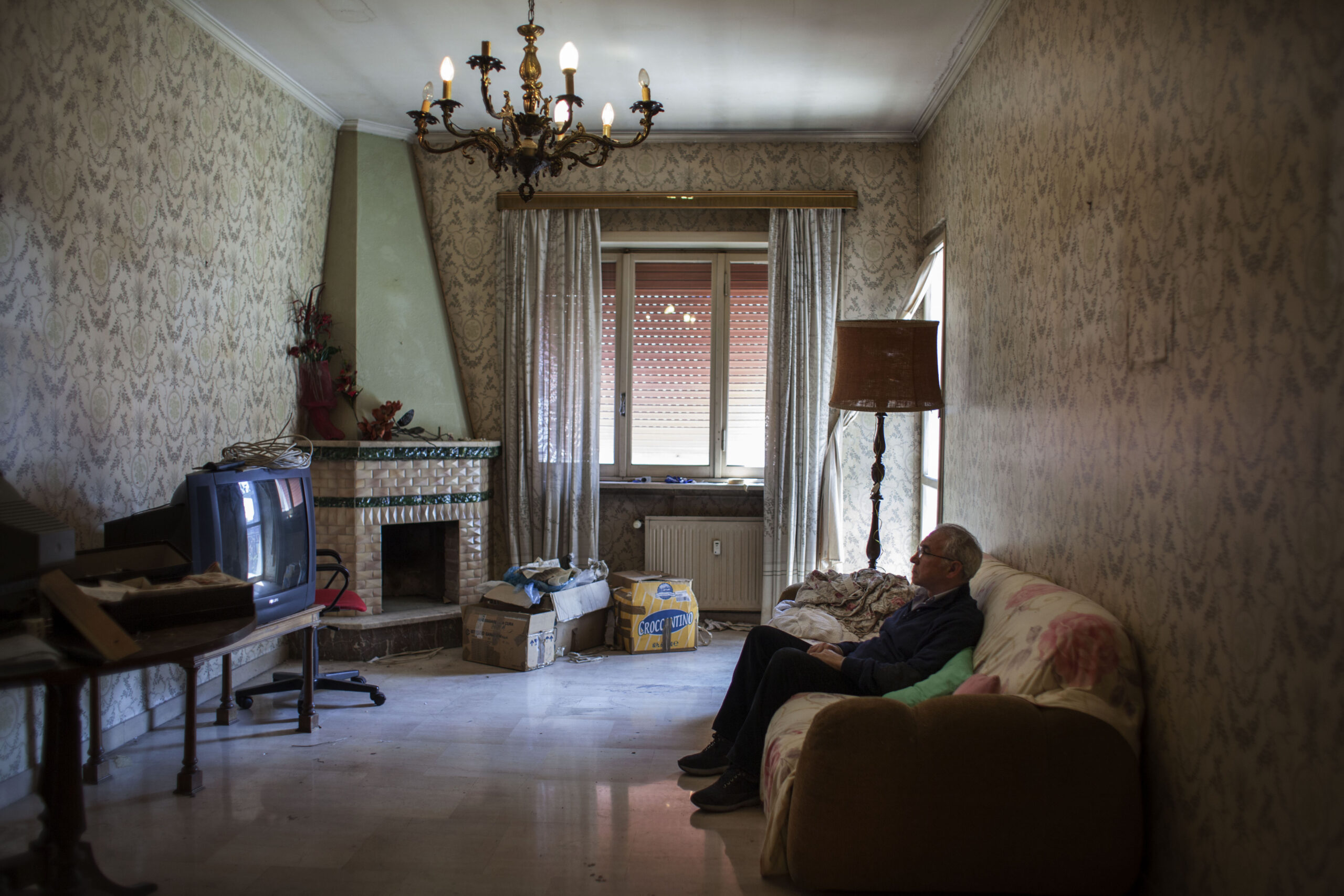 2016. Quartiere Tor de Schiavi, Roma. Ultimo giorno a casa di Antonino, dopo il trasloco per sfratto esecutivo. 

© Emiliano Mancuso - Federico Romano /Zona 

Questa fotografia può essere utilizzata solo per articoli inerenti il progetto 
documentario LE CICALE
Tutti gli altri utilizzi vanno concordati con gli autori e con l’associazione Zona